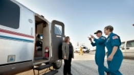 21 lipca 2011 roku – szefowa Biura Astronautów NASA Peggy Whitson wraz z dowódcą lotu STS-135 Chrisem Fergusonem wchodzi do Astrovana krótko po zakończeniu misji. Załoga STS-135 wylądowała w promie kosmicznym Atlantis, kończąc 13-dniową misję na Międzynarodowej Stacji Kosmicznej. Była to ostania misja promu Atlantis, który zbudowany został w 1985 roku - zdjęcie 4